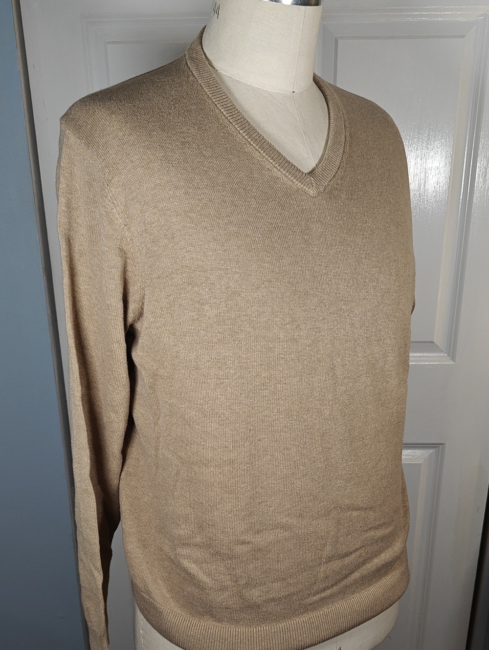 Amazon Essentials Men's V-Neck Sweater in Beige/Tan